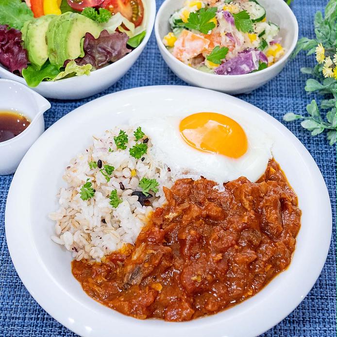 白いカレー皿に盛りつけられたサバ缶トマトカレー