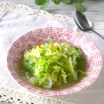 ヘルシーで春の優しい旨味。材料入れて5分煮るだけ♪春キャベツと新玉ねぎの塩麹スープ桜えび風味。