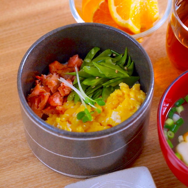 ３つの味を楽しむ三色丼