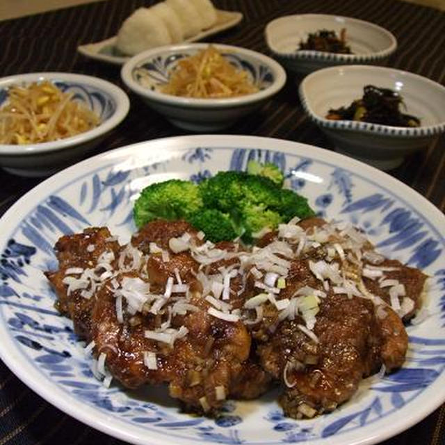 豚ヒレ肉の黒酢あんと豆もやしのピリ辛ナムル。今日のオット弁