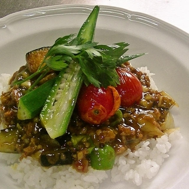 [まかないレシピ]夏野菜のスパイシー丼の作り方