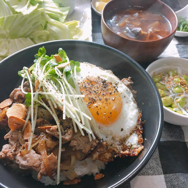 牛肉の炒めどんとごま油がクセになるやみつきキャベツのレシピ