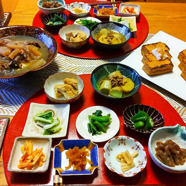 牛すじ煮と焼き厚揚げと小鉢９品で、晩酌