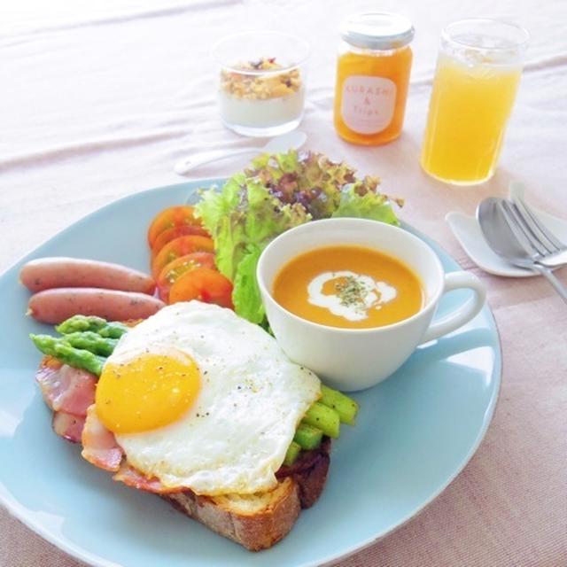 ベーコンアスパラと目玉焼きのオープンサンド＊