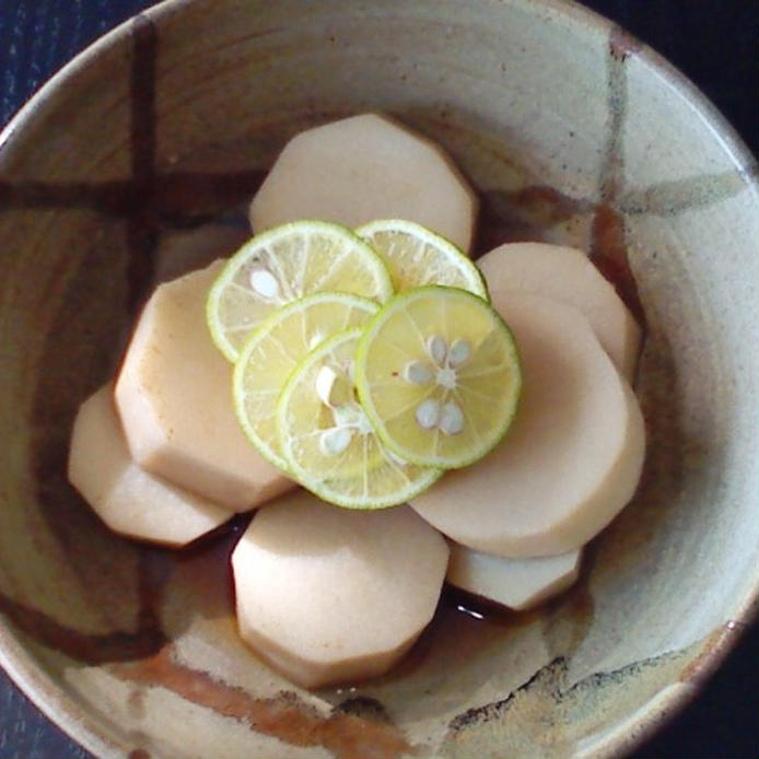 和皿に盛られたすだちをのせた高野豆腐の残り汁で京いも煮