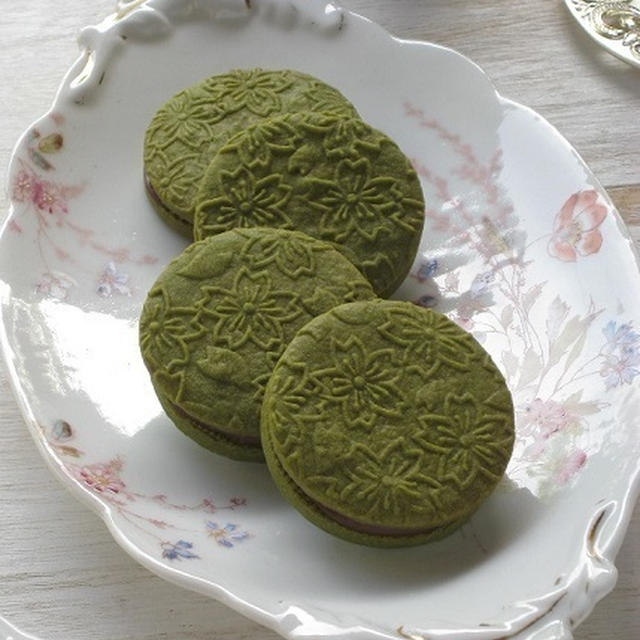 桜模様がかわいい♪ 抹茶のチョコサンドクッキー