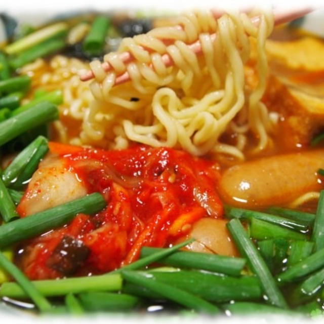 パパッとスピードクッキング～～辛いよ！　☆辛ラーメンとキムチサラダ