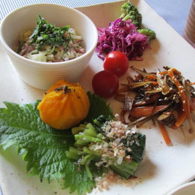 具だくさん納豆メインの朝定食