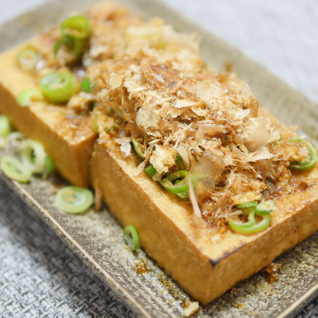 【食べ方】グリルで焼いて薬味たっぷり「焼き厚揚げ」冷蔵庫にあると安心