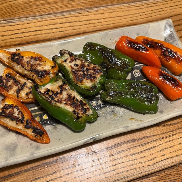 【おうち居酒屋　肉詰めピーマン　ルッコラとマッシュルームの切っただけサラダ】