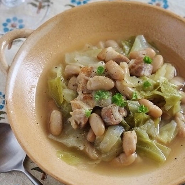 白インゲン豆と塩豚のスープ煮
