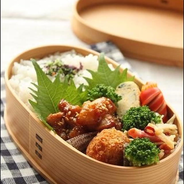 【ﾜﾀｼ弁当　鶏の照焼＆ｻｰﾓﾝﾎﾞｰﾙのお弁当】