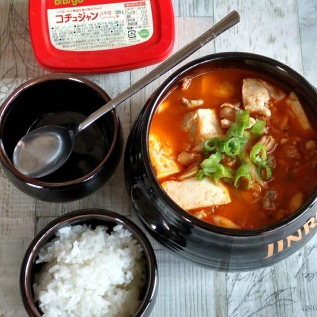まずは定番のスンドゥブチゲ！　bibigoコチュジャン