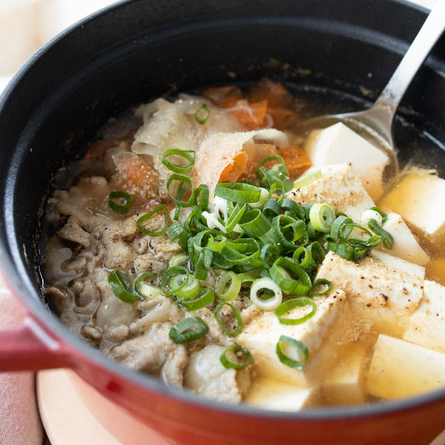 【レシピ】『3分煮るだけ！ひらひら根菜と豚肉と豆腐のごま生姜鍋』