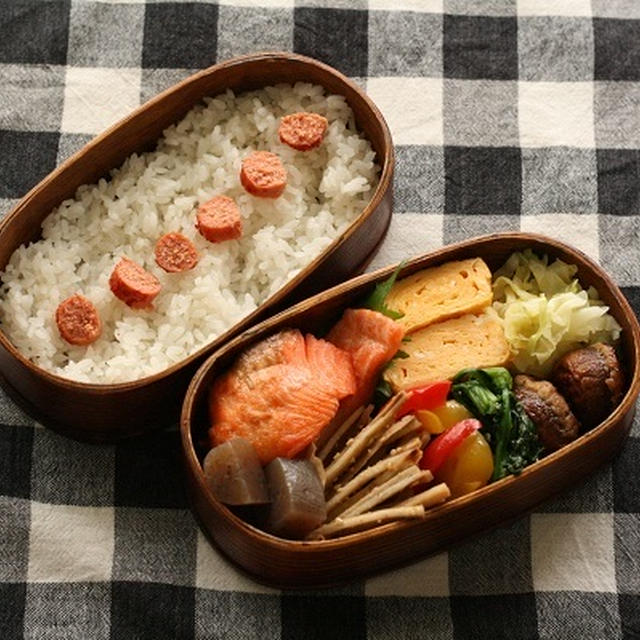 ふんわり焼き鮭とポンポン明太子弁当♪