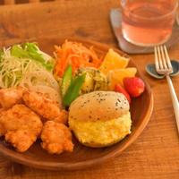手作りパンで卵サンドと唐揚げのワンプレートランチ
