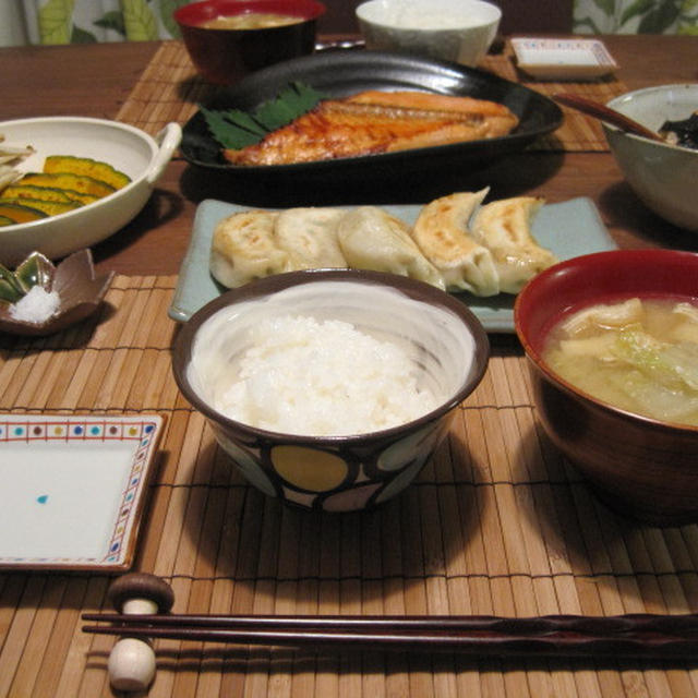 築地の鮭と中華街の餃子の夕食