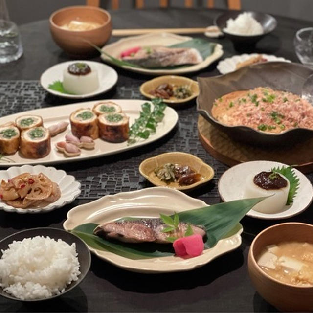 鰤の塩焼き、十六ささげと豚肉の信田巻き、豆腐ステーキの夜ごはん