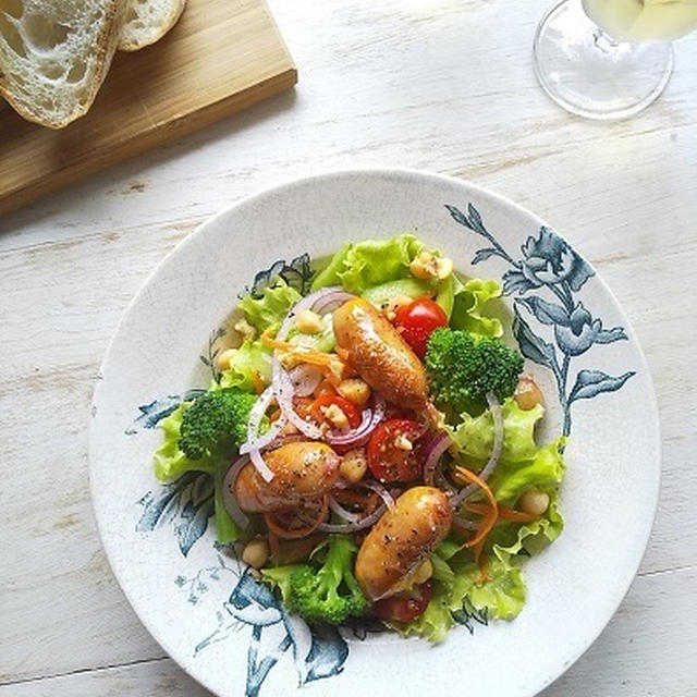 ミモレットチーズソーセージと野菜たっぷりのサラダ
