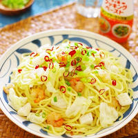 電子レンジでチン！するだけ♪包丁やまな板など不要で10分かからずに耐熱容器1つで作れちゃう★ 味付けはハウス エスニックガーデン タイ風クッキングペースト ナンプラーミックスだけの お手軽さ！！耐熱容器を盛り皿にすれば洗い物も軽減で楽々！暑い夏場のランチ料理にぴったり☆ 辛さの調整は唐辛子でお好みで♪「エスニック風レンチン海鮮やきそば」【スパイス大使】【レシピ1892】