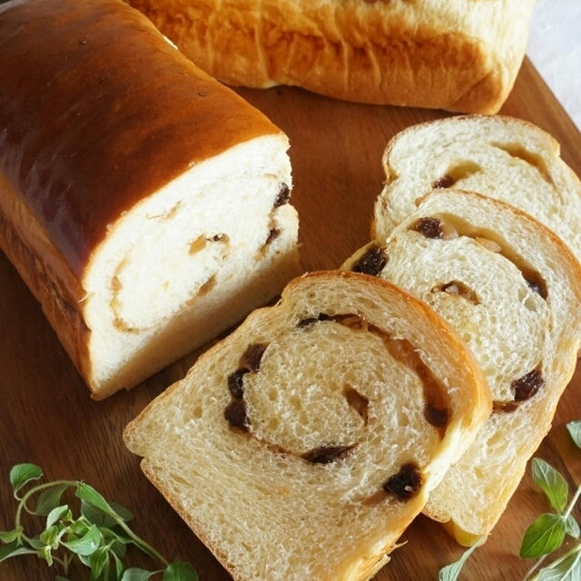 自家製りんごジャムとレーズンの、渦巻き食パン
