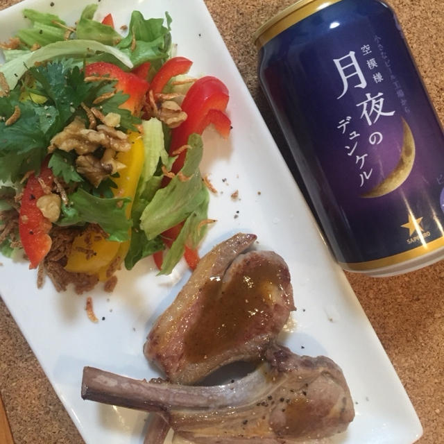 今日の晩御飯( ^ω^ )ダークブラウンの #月夜のデュンケル と ラム肉のソテーを合わました…