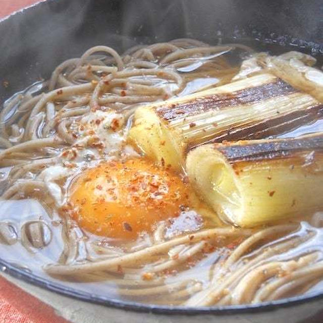 こんがり香ばしくて、とろとろ〜！焼きネギの年越し蕎麦。