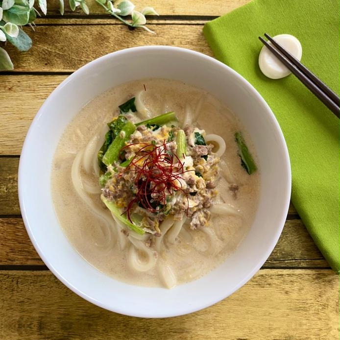 白い丼に盛り付けたクリーミーそぼろ豆乳うどん