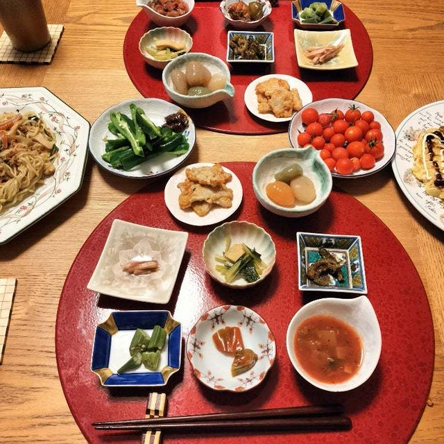 海鮮風塩焼きそばときゃべ玉と小鉢8品にプチトマトとパリパリピーマンで晩酌