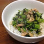 昼ごはんに「鶏と小松菜のエスニック丼」