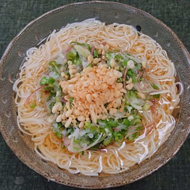 香味野菜と天かすのぶっかけそうめん