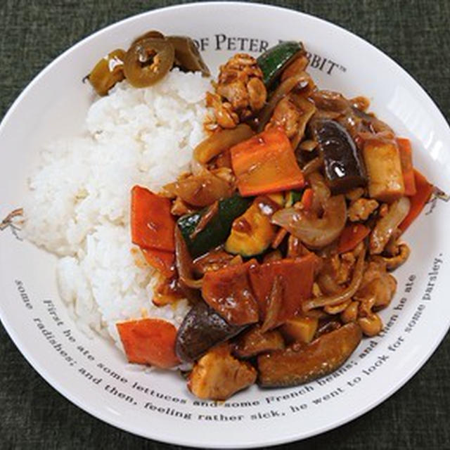 鶏肉とナス、ズッキーニなどの炒めカレー