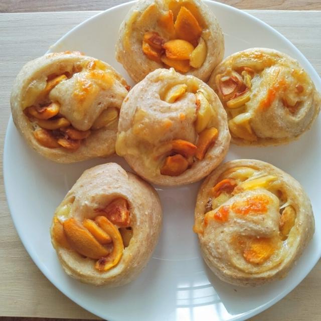 しっとりジューシー！ びわとチーズのうずまきパン