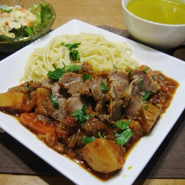 塩麹に漬け込んだ豚肉でトマト煮込み☆パスタ添え