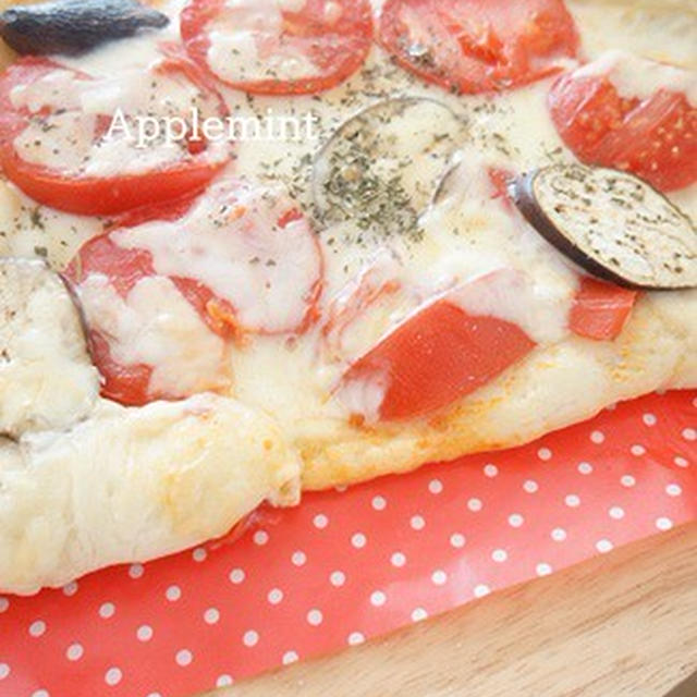 トマトとなすのピザ