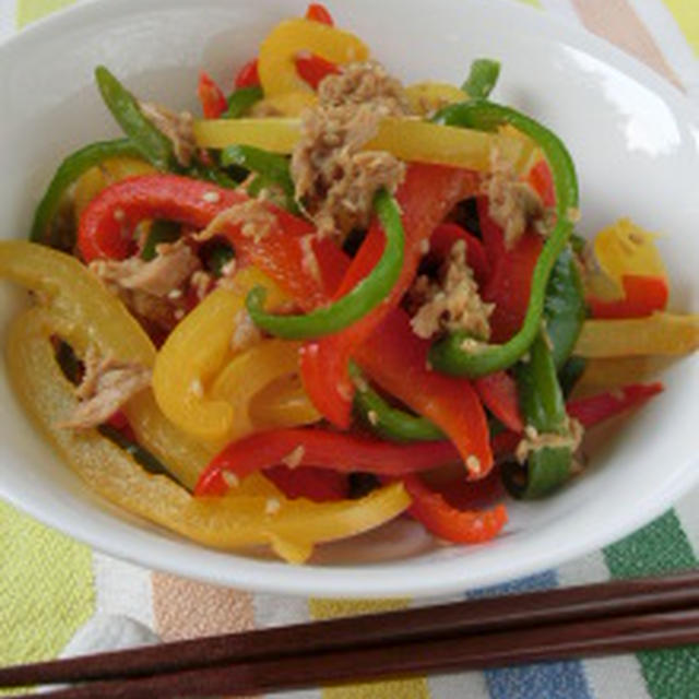 缶詰の旨味でお子さんでも食べやすく☆ピーマンとパプリカのツナゴマ炒め