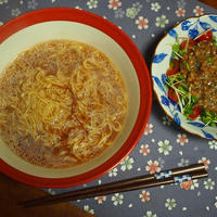 マルちゃん正麺で晩ご飯、納豆チアシードサラダ