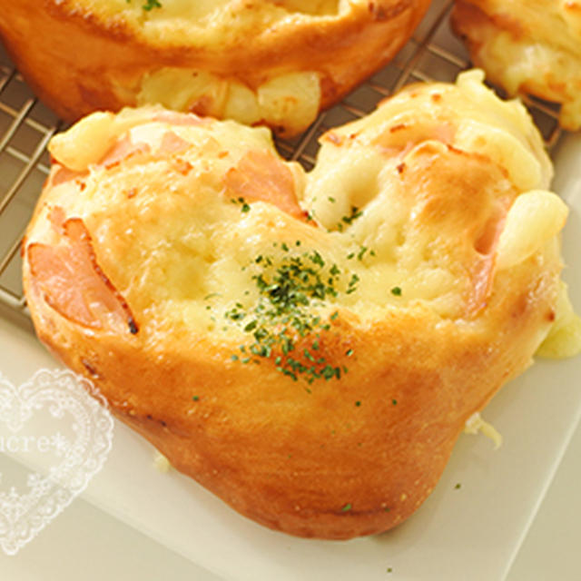 *　ハートのハムチーズパン。　*