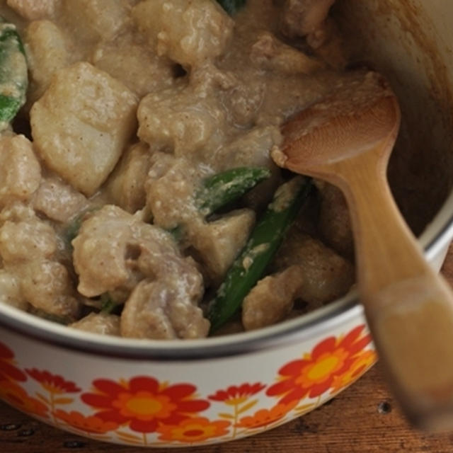 里芋と鶏肉の煮物　クリーミーゴマ風味　（酒粕・塩麹使用）