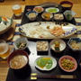 4/17の晩ごはん　セルフサーモン＆いか丼と和小鉢７品　もちろん日本酒♪