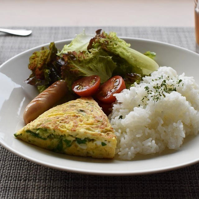 週末の朝ごはん「豆苗オムレツプレート」