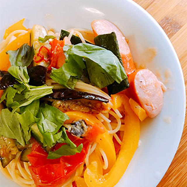 夏野菜とソーセージのパスタ