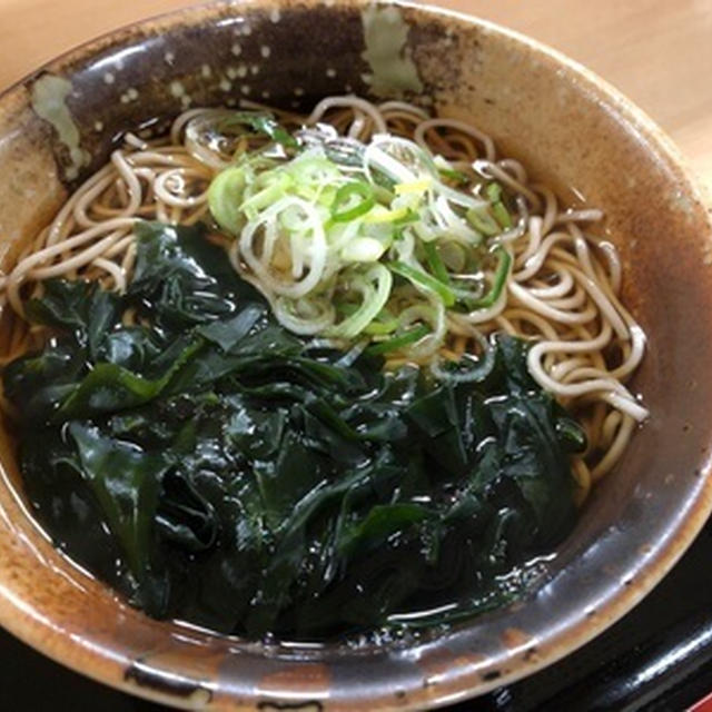 京急の品川駅で朝そば