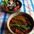 豚モツカレーとワカメサラダの朝ごはん