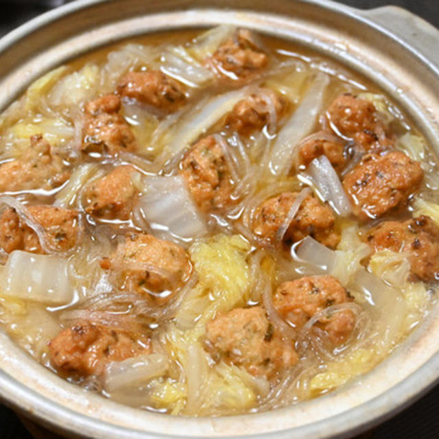 揚げ肉だんご白菜鍋。揚げた肉だんごで食べ応えあり、シンプルだけと食べ飽きないお鍋。