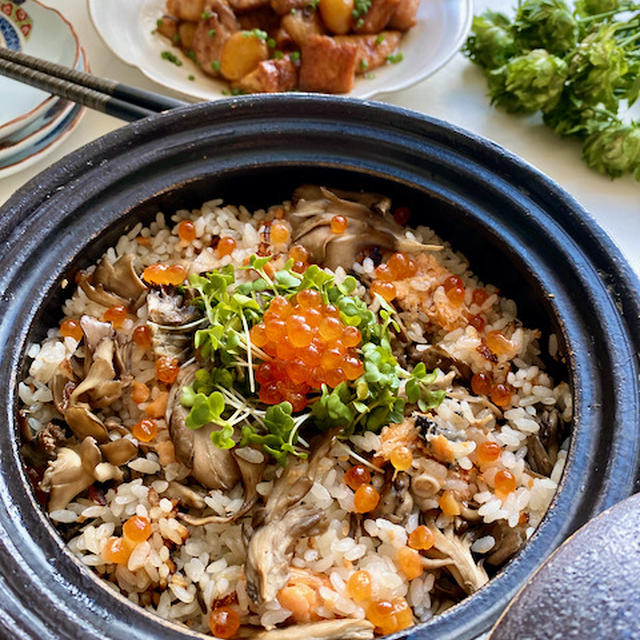 舞茸と鮭の中骨缶の炊き込みご飯　いくらのせ