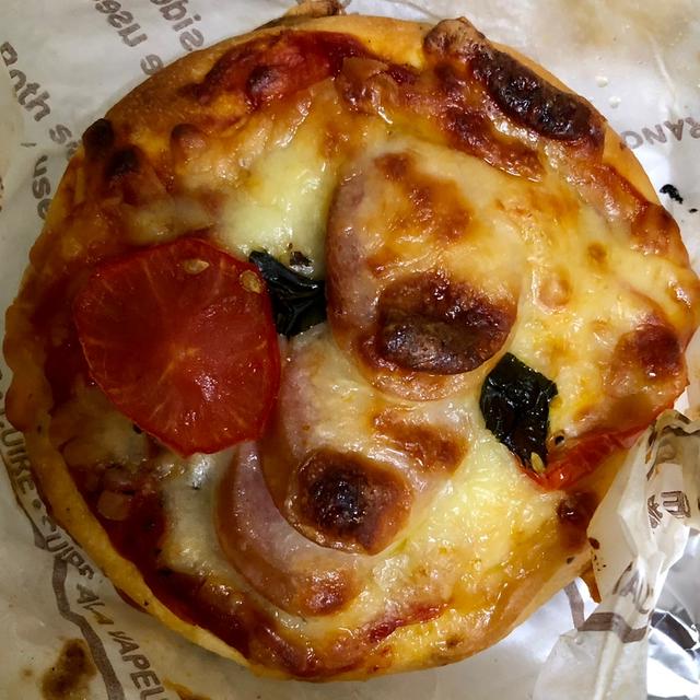 ベーカリーパレード トマトとあらびきソーセージピザと めんたいフランス