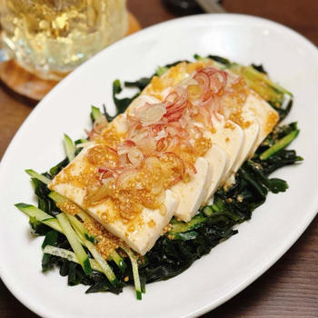 夏の一品にぴったり♪火を使わずすぐできる！さっぱり＆栄養満点『豆腐とワカメのサラダ』レシピ