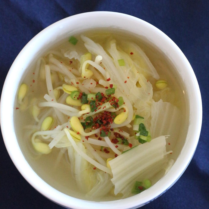 白い器に盛られた豆もやしと白菜のスープ