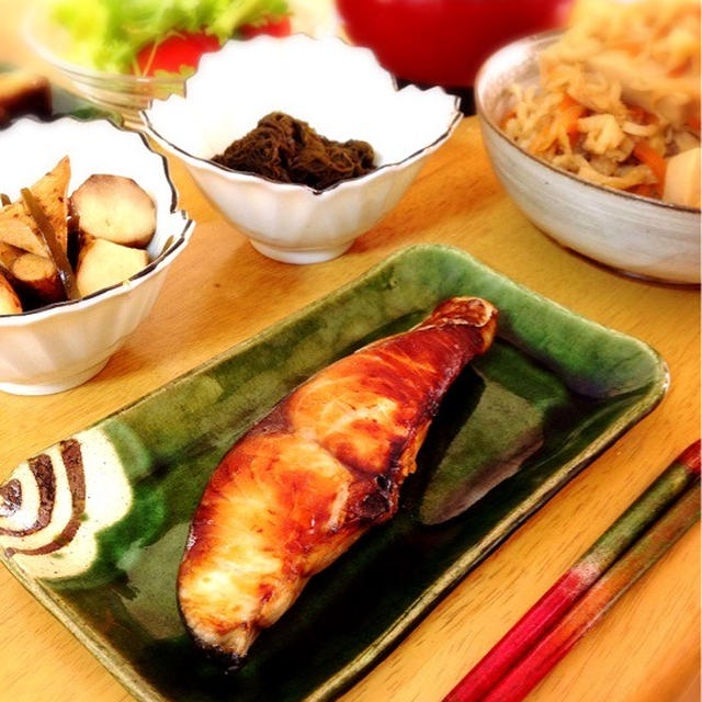 さわらの西京漬け。切り干しと高野豆腐の煮物。